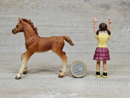 Schleich – 42361 Fohlen mit Decke [Englisch Vollblut] – Bild 3