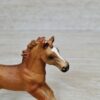 Schleich – 42361 Fohlen mit Decke [Englisch Vollblut] – Bild 4