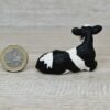 Schleich – 13639 Kalb Schwarzbunt, liegend – Bild 2