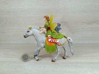 Schleich - 70517 Marween in festlicher Kleidung - mit Pferd [Waschbär Piuh]