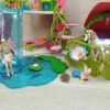 Schleich - 42445 Glitzerndes Blütenhaus mit Einhörnern, See und Stall – Bild 10