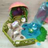 Schleich - 42445 Glitzerndes Blütenhaus mit Einhörnern, See und Stall – Bild 8