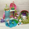 Schleich - 42445 Glitzerndes Blütenhaus mit Einhörnern, See und Stall – Bild 9