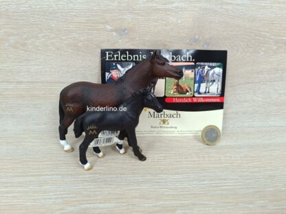 Schleich – 82143 Herzblatt + 82144 Gardez [Marbach Trakehner] (Fähnchen-Sammler + Zertifikat) (RAR)