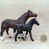 Schleich – 82143 Herzblatt + 82144 Gardez [Marbach Trakehner] (Fähnchen-Sammler + Zertifikat) (RAR) – Bild 2