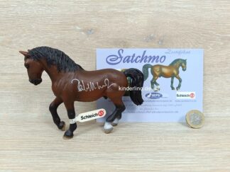 Schleich – 82141 Satchmo [Hannoveraner Hengst] (Fähnchen-Sammler + Unterschrift + Zertifikat)(RAR)