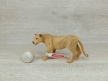 Schleich - 14825 Löwin (Fähnchen)