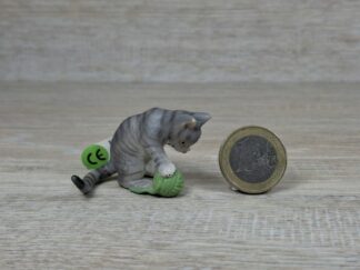 Schleich - 14456 Kätzchen mit Wollknoll (RAR) [Tierkinder - Nr. 6/8] (Fähnchen-Sammler)´