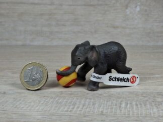 Schleich - 14457 junger Elefan [mit Ball] (RAR) [Tierkinder - Nr. 7/8] (Fähnchen-Sammler)´