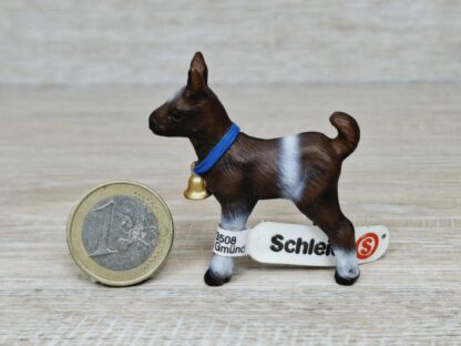 Schleich - 14454 Zicklein mit Glöckchen (RAR) [Tierkinder - Nr. 4/8] (Fähnchen-Sammler)´