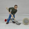 Schleich – 13447 Stalljunge [mit Schaufel] (Fähnchen-Sammler)´