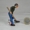 Schleich – 13447 Stalljunge [mit Schaufel] (Fähnchen-Sammler)´ – Bild 3
