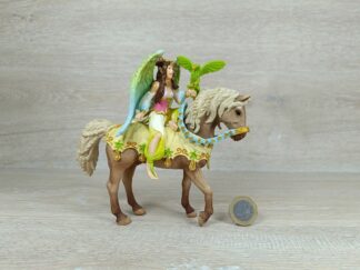 Schleich - 70504 Surah in festlicher Kleidung, reitend (RAR)