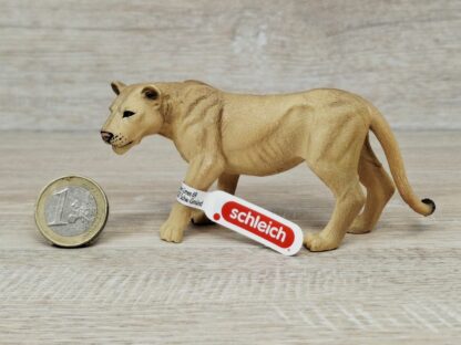 Schleich - 14825 Löwin (Fähnchen)