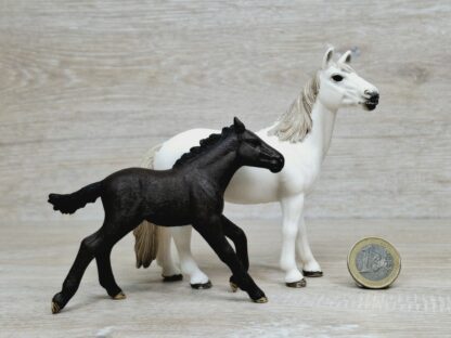 Schleich – Mustang Stute mit Fohlen (aus Kalender 2016)