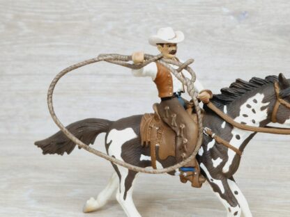 Schleich - 70303 Cowboy mit Lasso auf Pferd – Bild 2