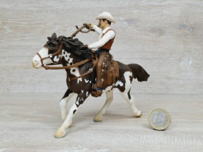 Schleich - 70303 Cowboy mit Lasso auf Pferd – Bild 3