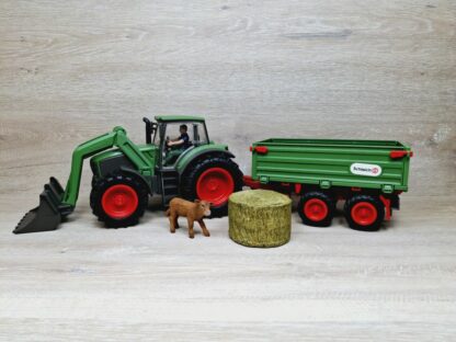 Schleich – 42379 Traktor mit Anhänger und Zubehör [erste Variante]