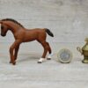 Schleich – 82953 Trakehner Fohlen mit Pokal – Bild 2