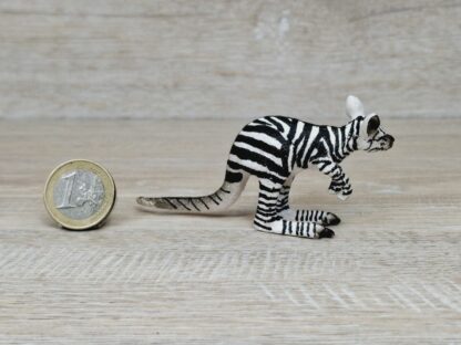 Schleich - 82802 Kängurujunges / Zebrakänguru [Jubiläum 75 Jahre - Nr 1/4] – Bild 2