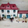 Schleich – 42416 Großer Pferdehof mit Wohnhaus und Stall