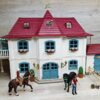 Schleich – 42416 Großer Pferdehof mit Wohnhaus und Stall [Quarter-Horse-Wallach + [Hannoveraner Hengst] – Bild 2
