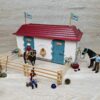 Schleich – 42416 Großer Pferdehof mit Wohnhaus und Stall [Quarter-Horse-Wallach + [Hannoveraner Hengst] – Bild 23