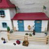 Schleich – 42416 Großer Pferdehof mit Wohnhaus und Stall [Quarter-Horse-Wallach + [Hannoveraner Hengst] – Bild 3