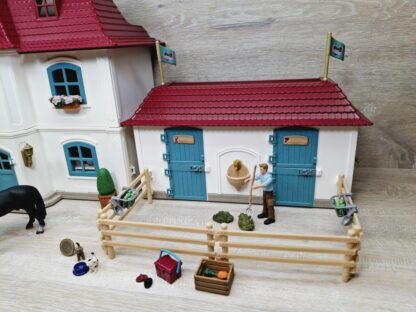 Schleich – 42416 Großer Pferdehof mit Wohnhaus und Stall – Bild 3