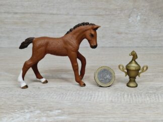 Schleich – 82953 Trakehner Fohlen mit Pokal