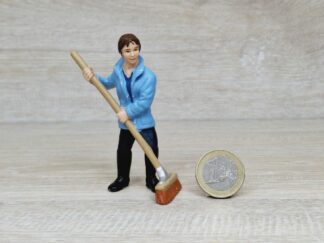 Schleich – 13445 Stallmädchen [mit Besen]