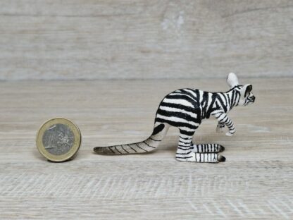Schleich - 82802 Kängurujunges / Zebrakänguru [Jubiläum 75 Jahre - Nr 1/4] – Bild 2