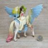Schleich - 70566 Surah mit Glitzer-Pegasus – Bild 4