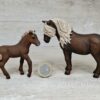 Schleich – 42363 Reiterin mit Island Ponys – Bild 5