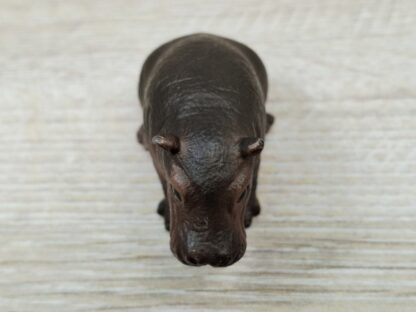 Schleich - 14682 Flusspferdkalb, sitzend – Bild 3