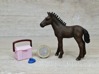 Schleich – 82923 Süßes Fohlen mit Box + Striegel [Lipizzaner]