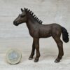 Schleich – 82923 Süßes Fohlen mit Box + Striegel [Lipizzaner] – Bild 2