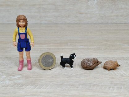 Schleich - 42426 Geburtstagspicknick [Mädchen mit Igel und Katze] (mit OVP) – Bild 3