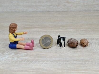 Schleich - 42426 Geburtstagspicknick [Mädchen mit Igel und Katze] (mit OVP) – Bild 5