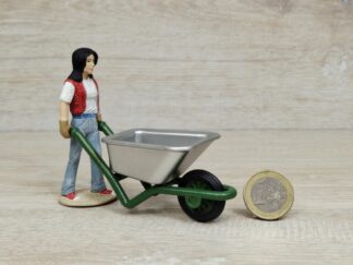 Schleich – 13453 Stallpflegerin mit Schubkarren