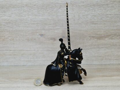 Schleich - 70032 Schwarzer Ritter auf Pferd [Lanzenreiter] [Variante gold geringelt] – Bild 2