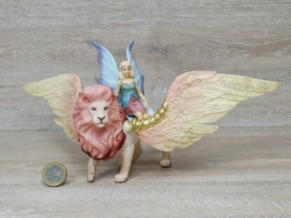 Schleich - 70714 Elfe auf geflügeltem Löwe