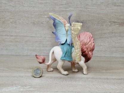 Schleich - 70714 Elfe auf geflügeltem Löwe – Bild 3
