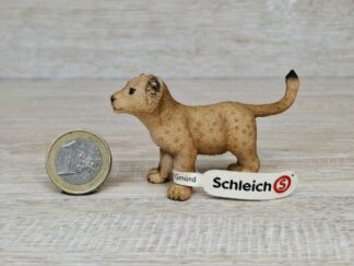 Schleich - 14364 Löwenjunges, stehend (Fähnchen-Sammler)´