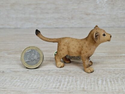 Schleich - 14364 Löwenjunges, stehend (Fähnchen-Sammler)´ – Bild 2