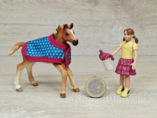Schleich – 42361 Fohlen mit Decke [Englisch Vollblut]