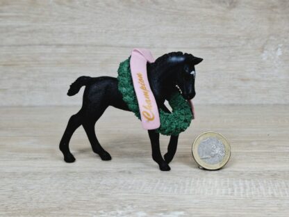 Schleich – 82982 Trakehner Fohlen mit Siegerkranz