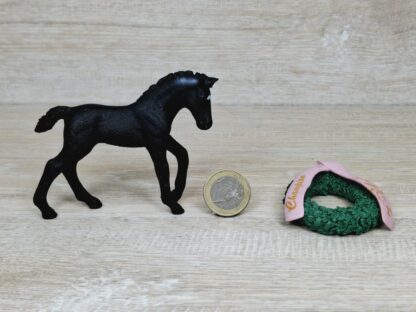 Schleich – 82982 Trakehner Fohlen mit Siegerkranz – Bild 2