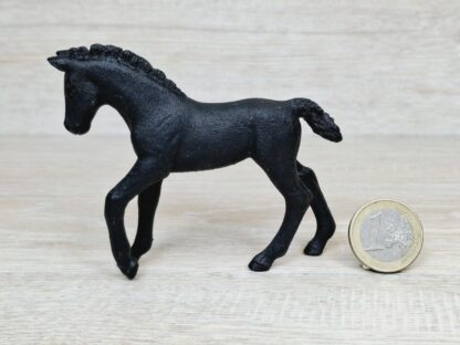 Schleich – 82982 Trakehner Fohlen mit Siegerkranz – Bild 3
