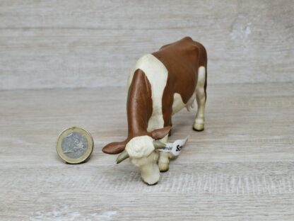 Schleich - 13133 Kuh, braun/weiß grasend (Fleckvieh) (Fähnchen-Sammler)´ – Bild 3